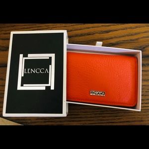 Lennca wristlet